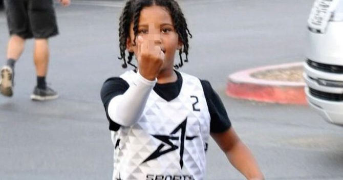 Kim Kardashian gronde son fils Saint pour avoir fait un doigt d’honneur à un paparazzi