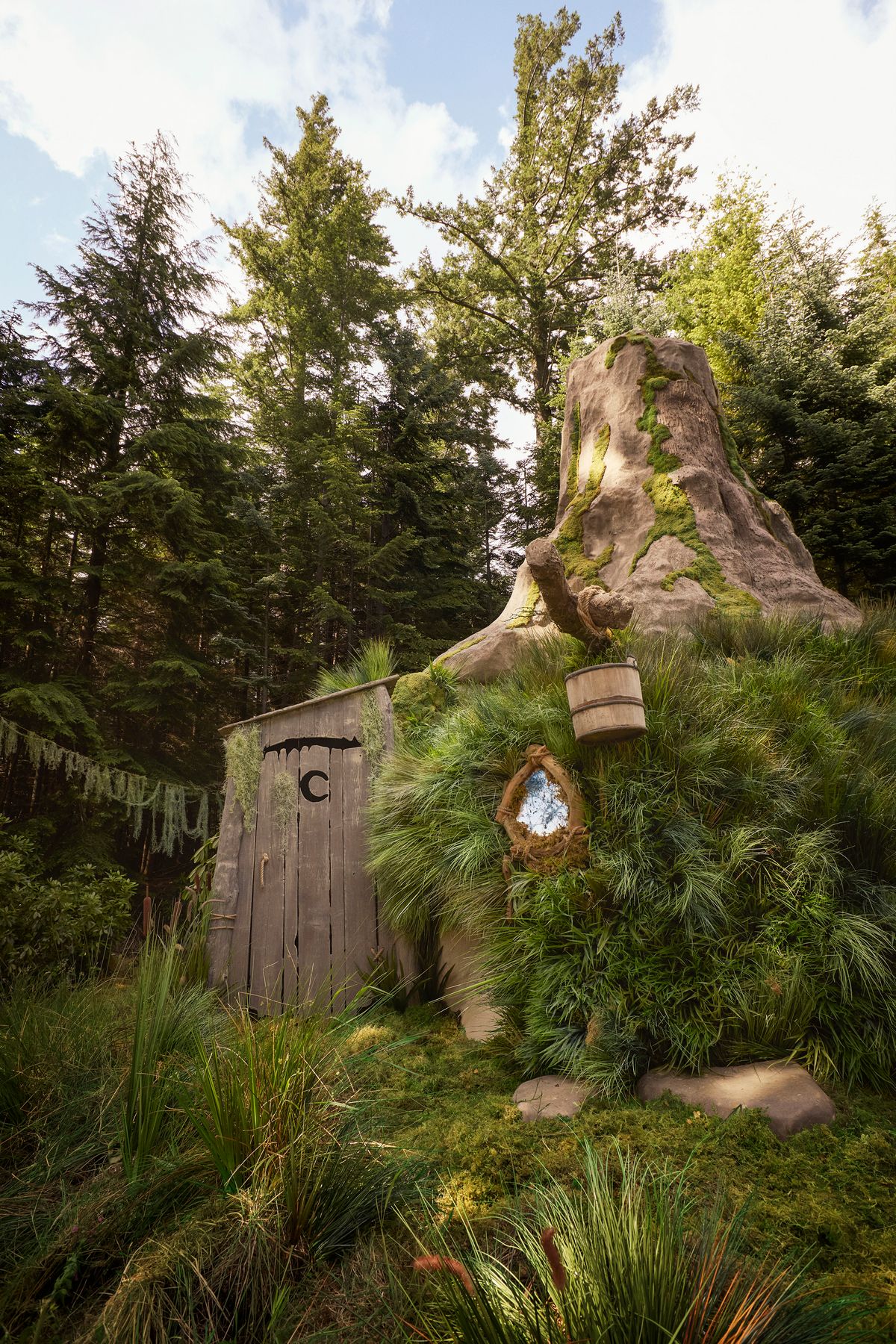 Des activités de plein air comme allumer un feu, raconter des histoires et visiter les toilettes extérieures emblématiques de Shrek sont également proposées.