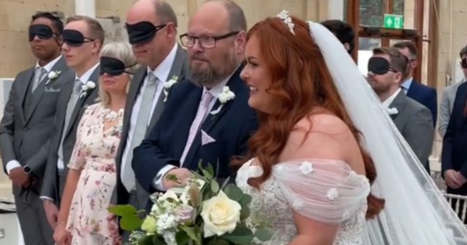 Une mariée devenue aveugle bande les yeux de ses invités pour qu’ils se mettent à sa place pour un moment