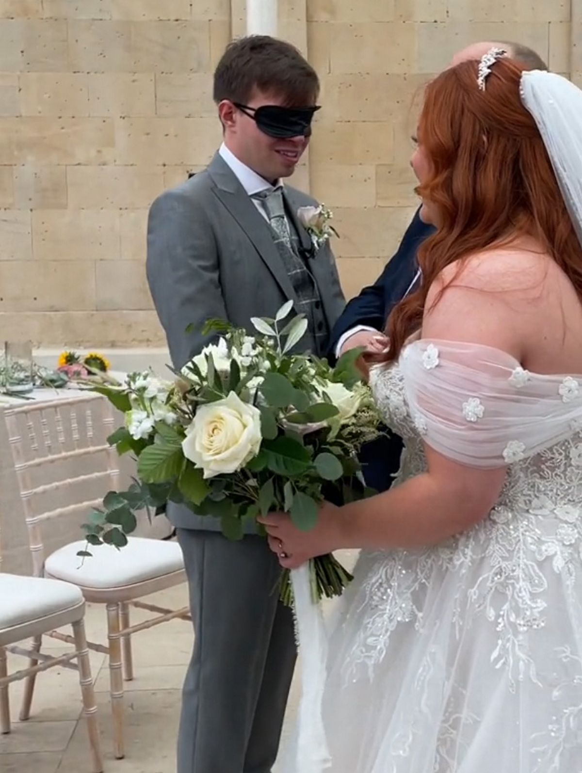 Le mari de Lucy, Ollie, a gardé son bandeau sur les yeux et a touché sa robe de mariée pour en sentir les textures.