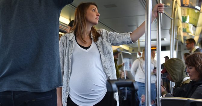 Un jeune homme s'est attiré les foudres des internautes pour avoir refusé de céder sa place à une femme enceinte dans le métro.