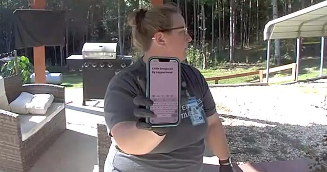 Une factrice emmène un chien mordu par un serpent chez le vétérinaire et laisse un mot à sa famille sur leur sonnette vidéo