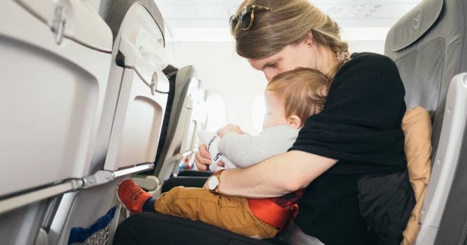 Une mère change la couche de son enfant hurlant sur son siège d’avion, ce qui choque une autre passagère