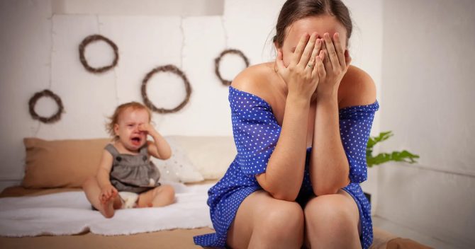 Cette mère dit qu’elle regrette d’avoir eu un bébé parce qu’elle ne peut plus regarder Netflix et passer du temps seule