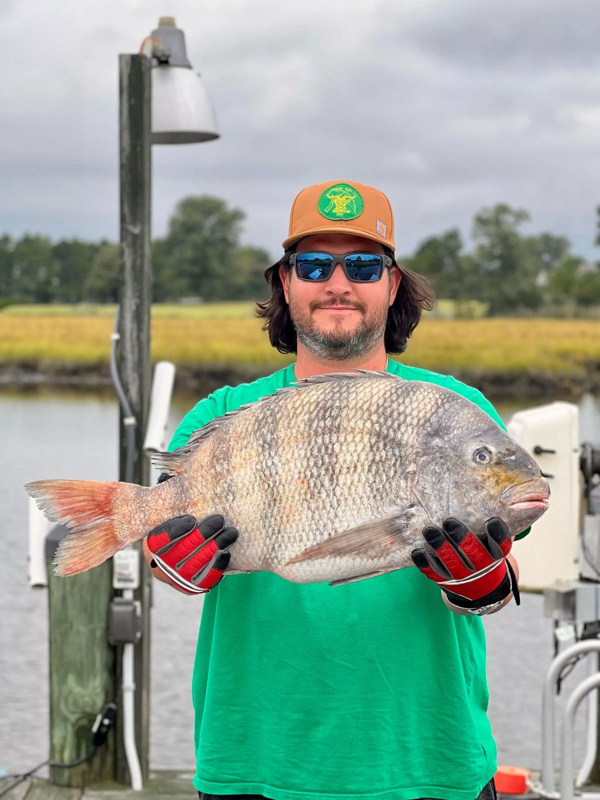 Un pêcheur du nom de Brian Summerlin a attrapé un poisson unique aux dents semblables à celles d'un être humain dans le détroit de Tangier, dans le Maryland.