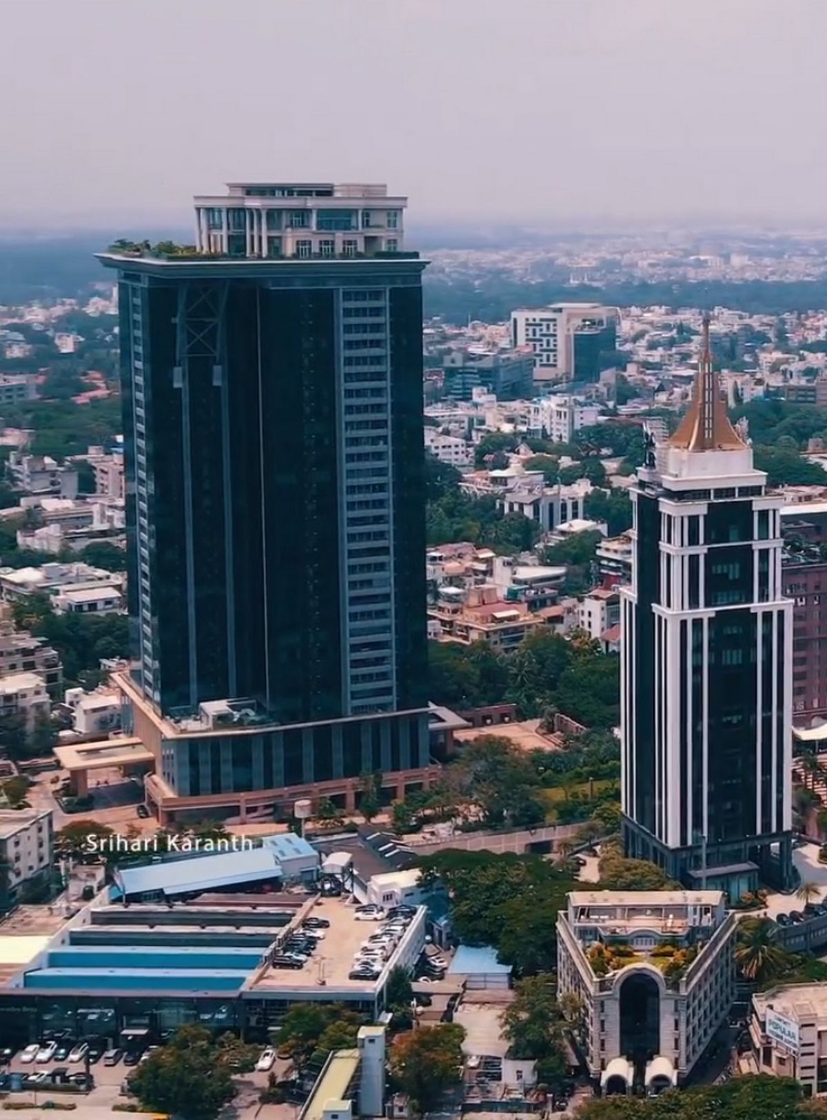 Le manoir a été construit sur les Kingfisher Towers pour un milliardaire nommé Vijay Mallya.