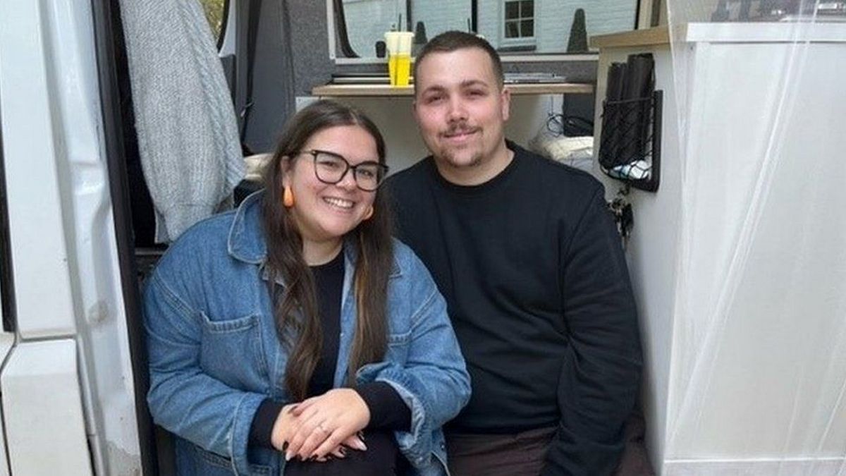 Flavia et Luke ont dépensé 15 000 euros pour acheter et transformer un fourgon en camping-car, ce qui leur a permis d'économiser sur le loyer.
