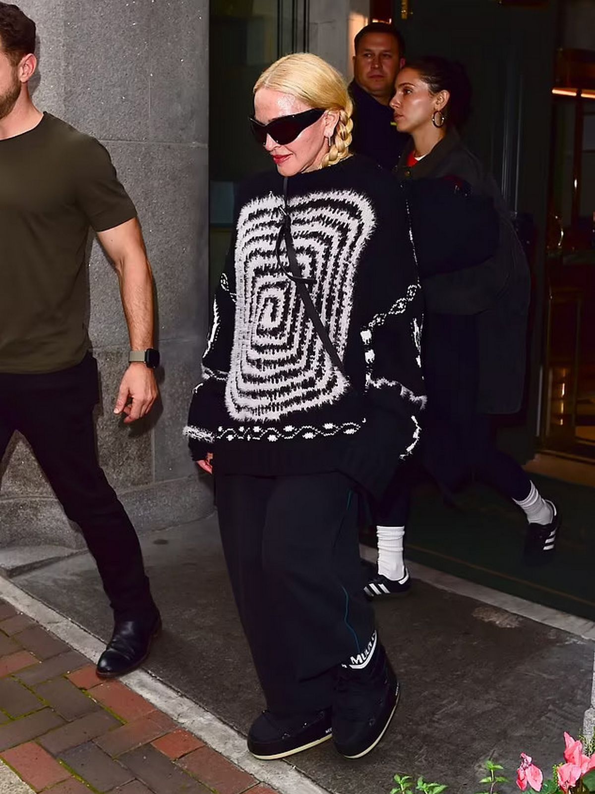Madonna a été vue quittant son hôtel en tenue décontractée et lunettes de soleil, souriant aux fans qui l'attendaient.