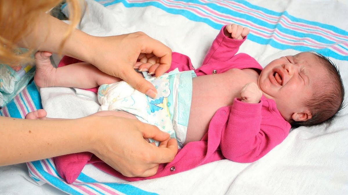 Au cours de ce vol de nuit de quatre heures, la passagère a dû faire face à un enfant bruyant qui donnait des coups de pied dans son siège et à une mère qui changeait sa couche à plusieurs reprises.